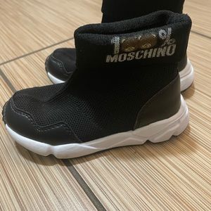 Toddler shoes black .